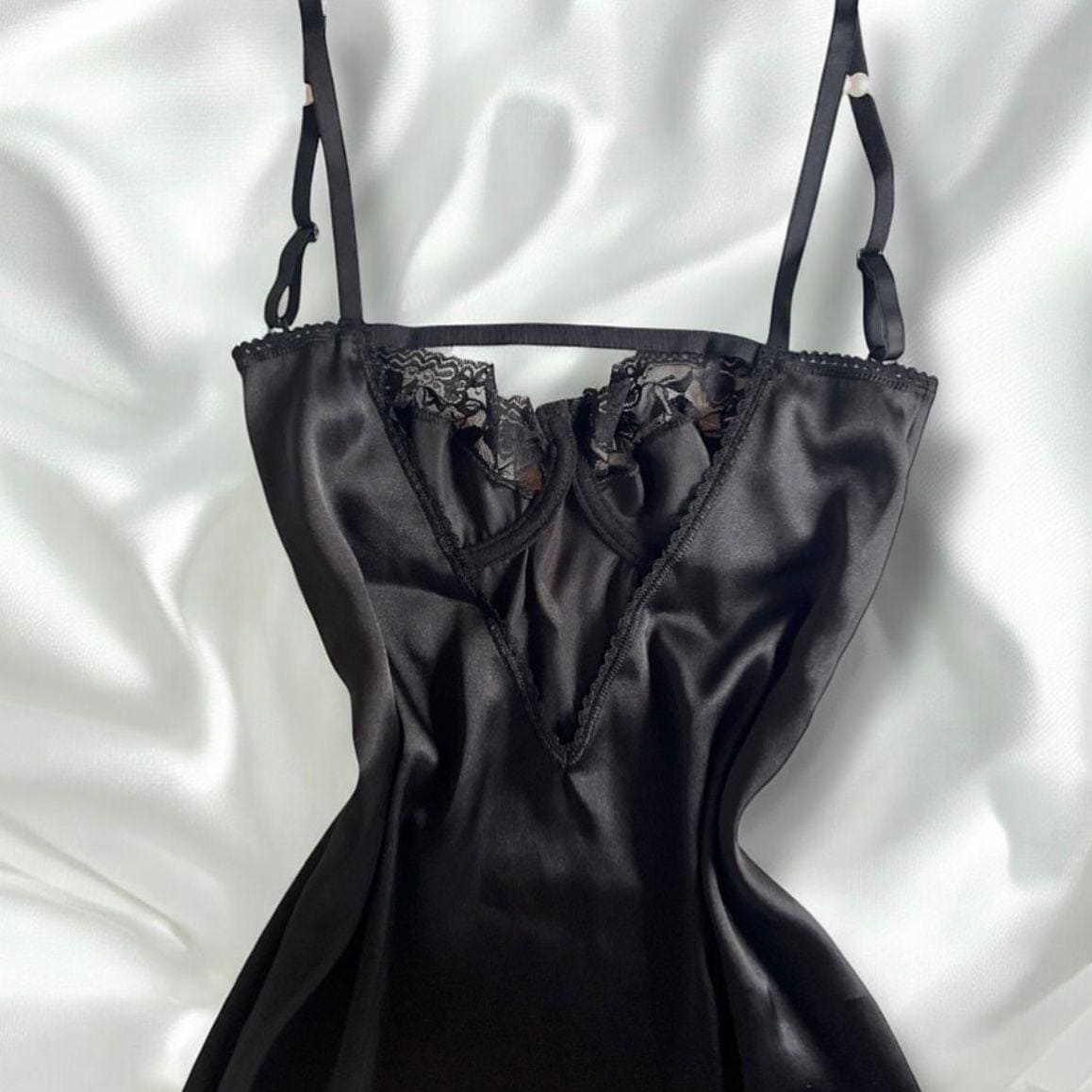 SİYAH GÖĞÜS DANTEL DETAYLI SATEN GECELİK - Görsel 3